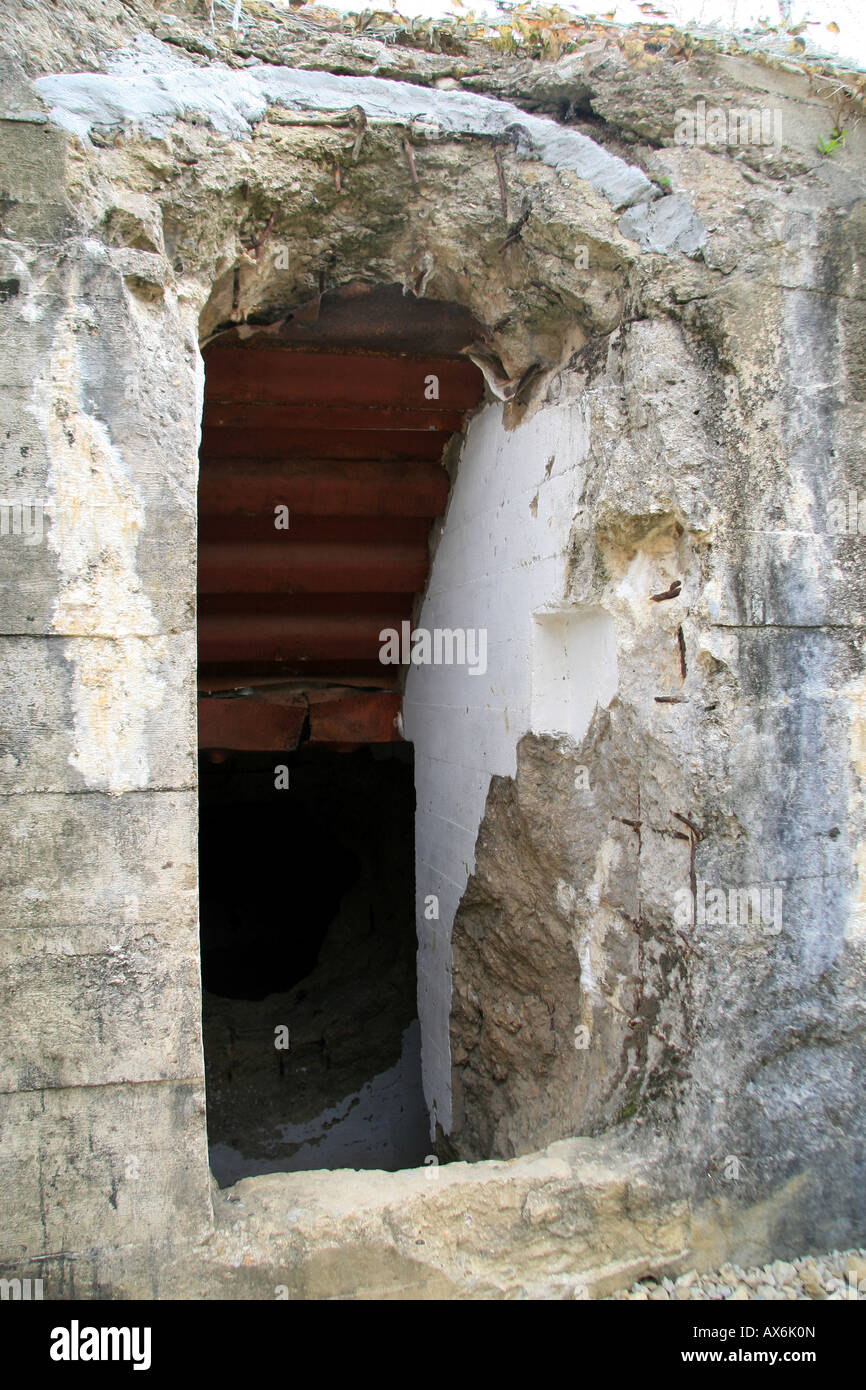 Porte endommagée de souterrain refuge touchée par artillary à la batterie de Saint-Marcouf, Crisbecq, Normandie, France. Banque D'Images