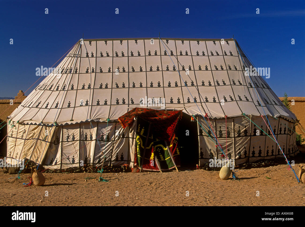 Tente berbère, l'hôtel Kasbah Tizzarouine disposent, Boumalne du Dadès,  Province de Ouarzazate, Maroc, Afrique Photo Stock - Alamy