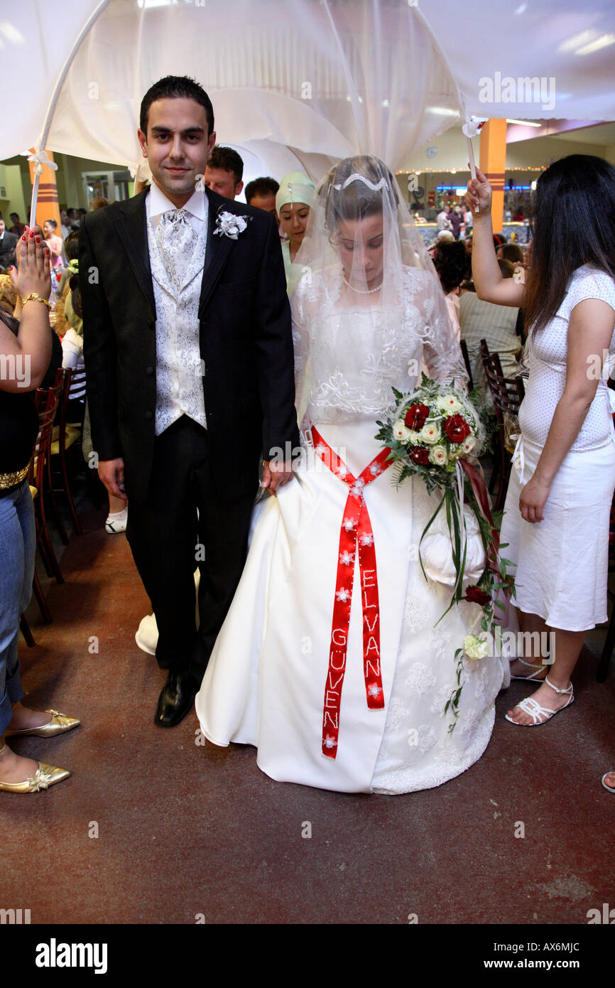 Mariée et le marié arrivant à partie de mariage turc, hamm, Rhénanie du  Nord-Westphalie, Allemagne, Europe Photo Stock - Alamy