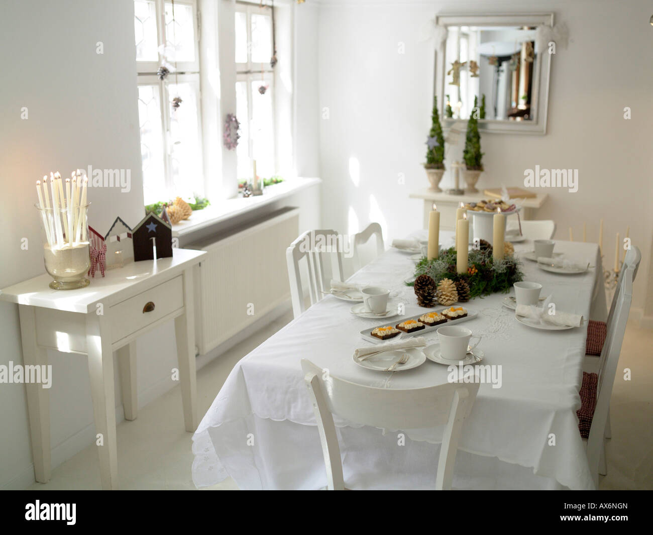Les gâteaux avec les bougies allumées et des pommes de pin sur table à manger Banque D'Images