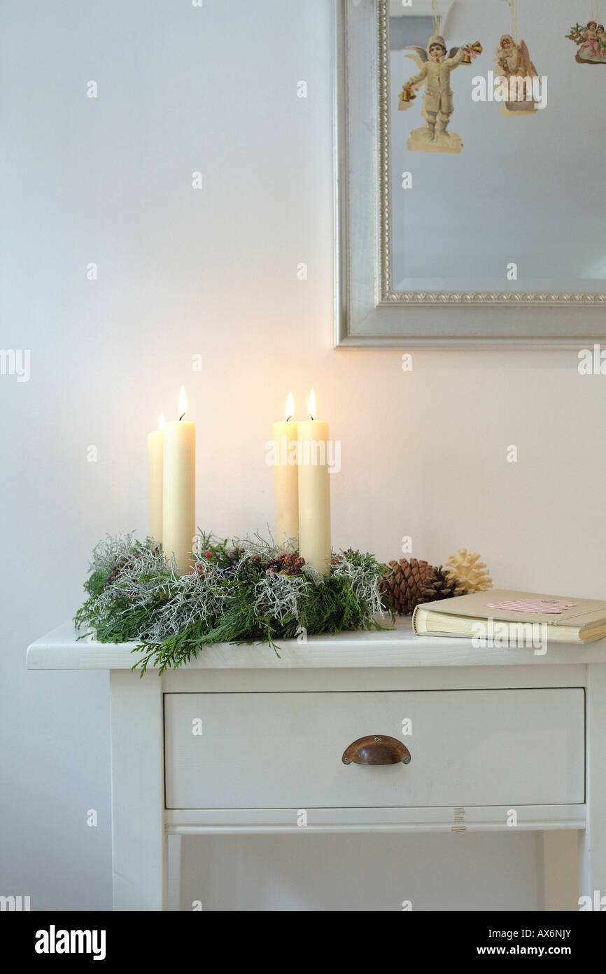 Les chandelles sur couronne de Noël Banque D'Images