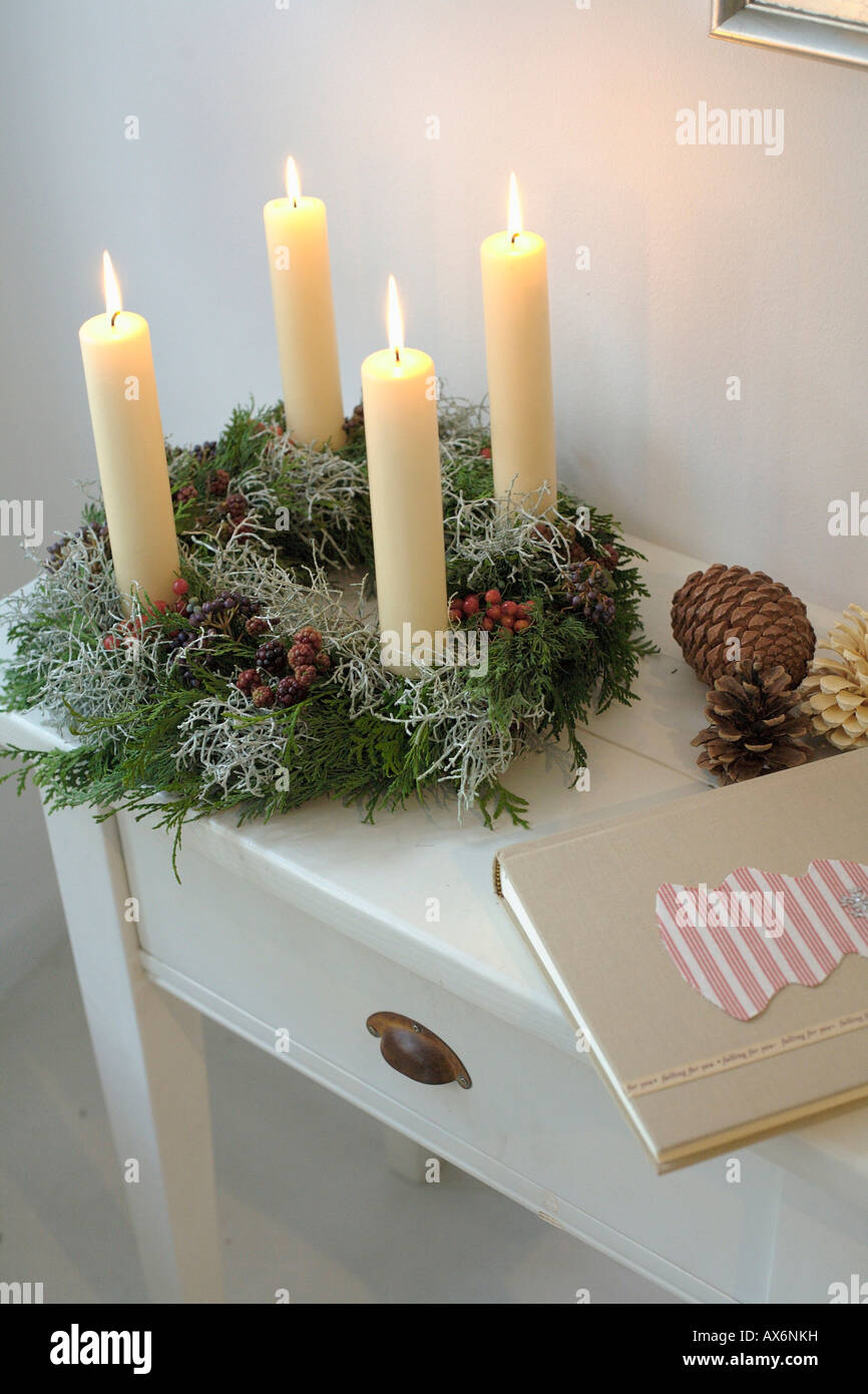 Les chandelles sur couronne de Noël Banque D'Images