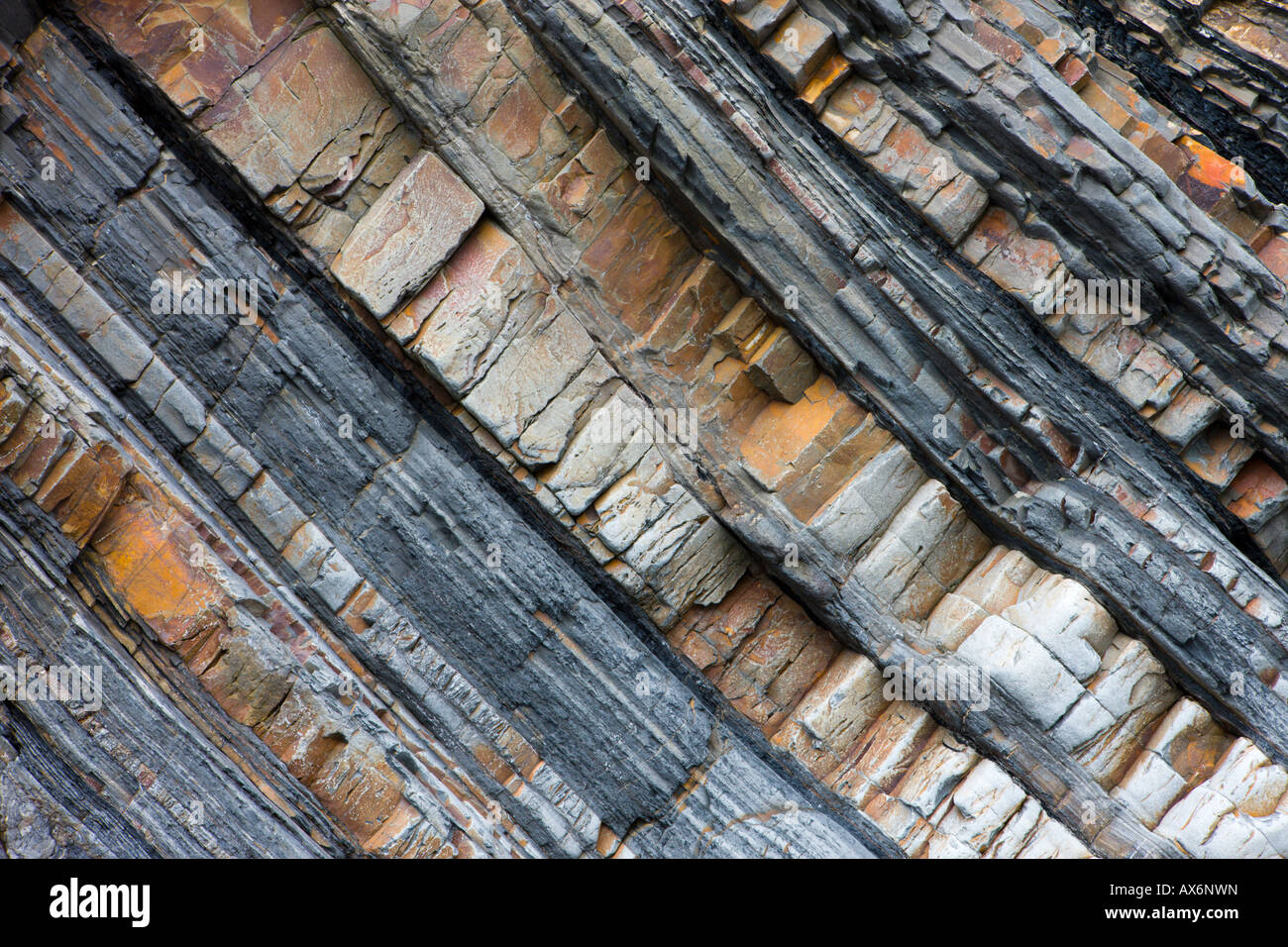 Les strates de roches dans les falaises de Sandymouth, Cornouailles du Nord Banque D'Images