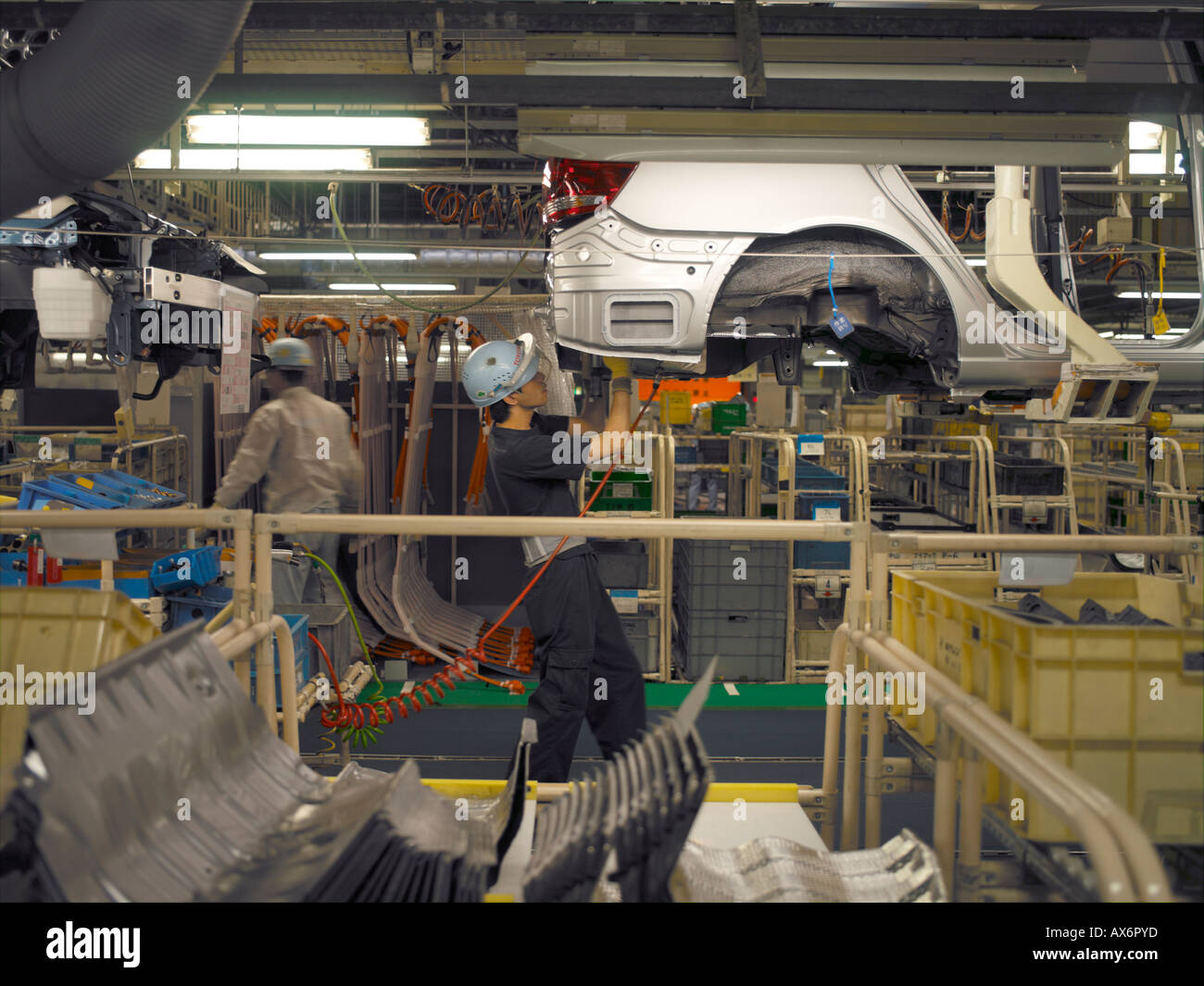 Les travailleurs de l'usine produisant les voitures hybrides Toyota Prius, travailler sur la chaîne de montage de la ville de Toyota Banque D'Images