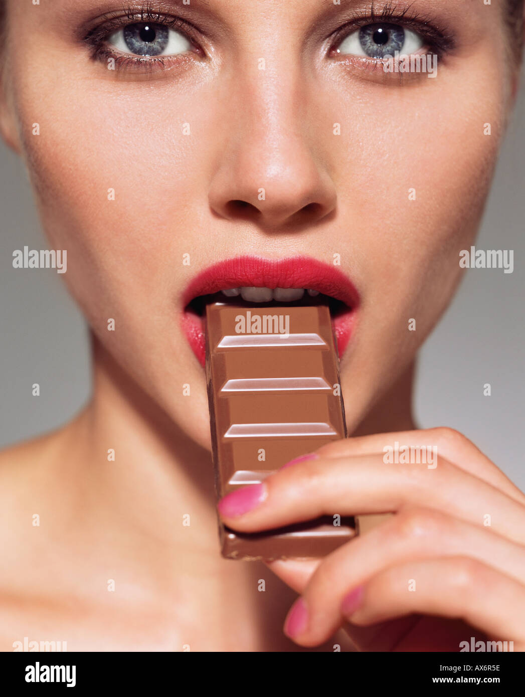 Woman eating barre de chocolat Banque D'Images