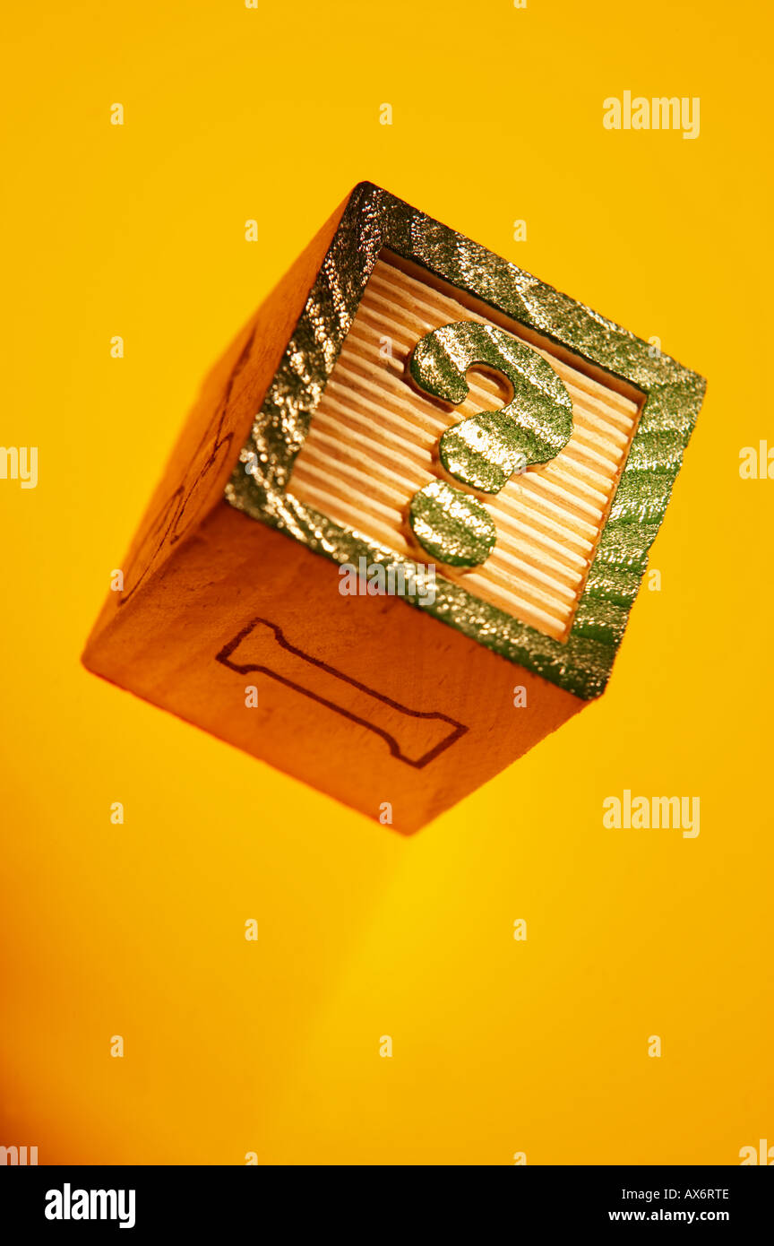 Bloc de construction en bois AVEC POINT D'INTERROGATION VERT Banque D'Images