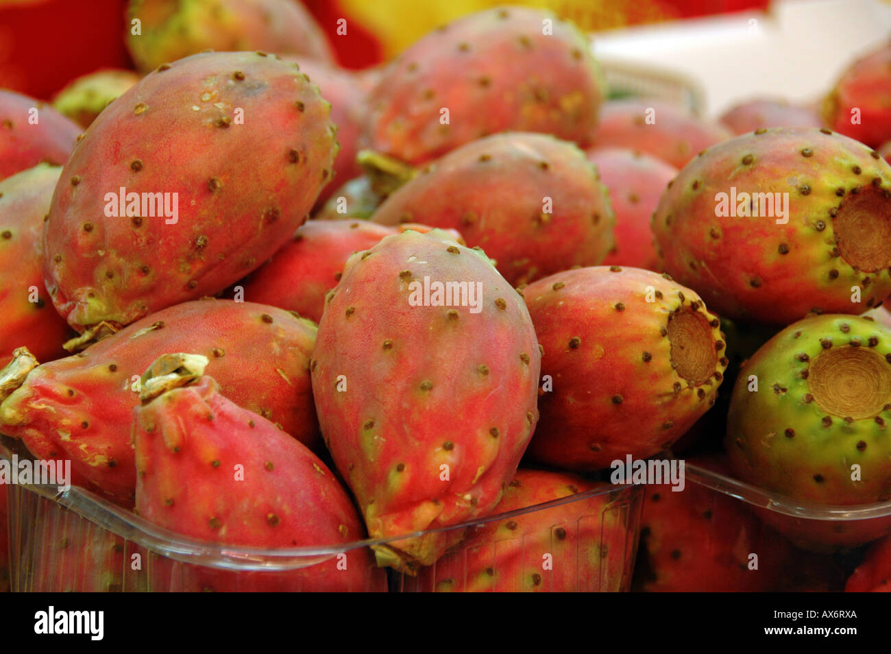 Tel Aviv Israël un étal de fruits vendu sabre le fruit d'un cactus