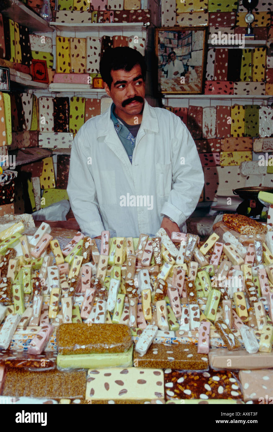 Homme marocain, adulte, homme, vendeur, vendeur de bonbons, vente de bonbons, vente de bonbons, vente de bonbons, confiserie, Médina, Fès el-Bali, la ville de Fès, Maroc Banque D'Images