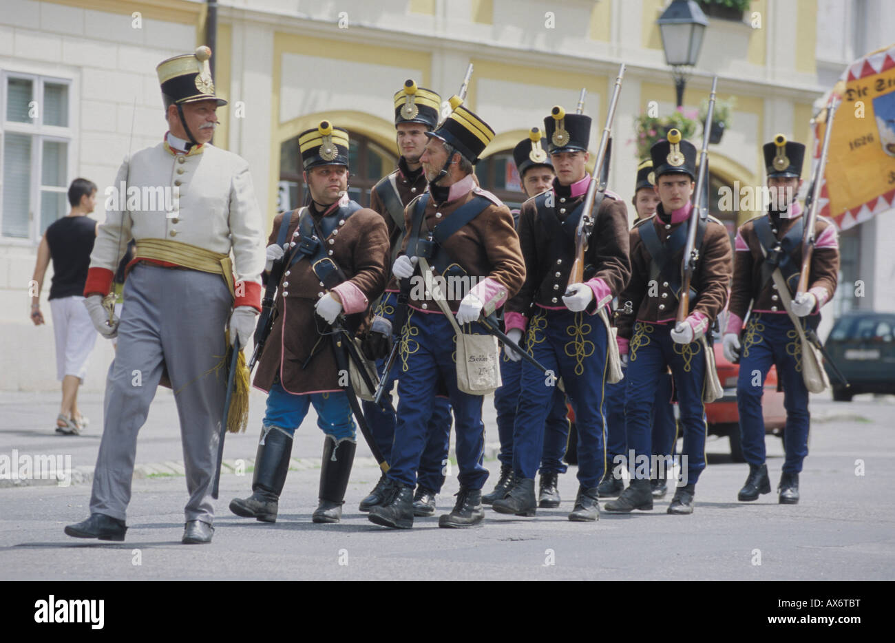 Procession de soldats en uniformes historiques Banque D'Images