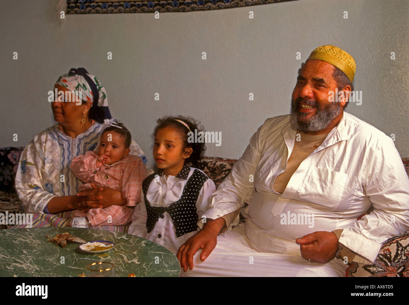 Les marocains, marocain, homme, femme, filles, enfants, grand-père, la  grand-mère, petites-filles, à la maison, Fès el-Bali, Fès, Maroc, Afrique  du Nord, Afrique Photo Stock - Alamy