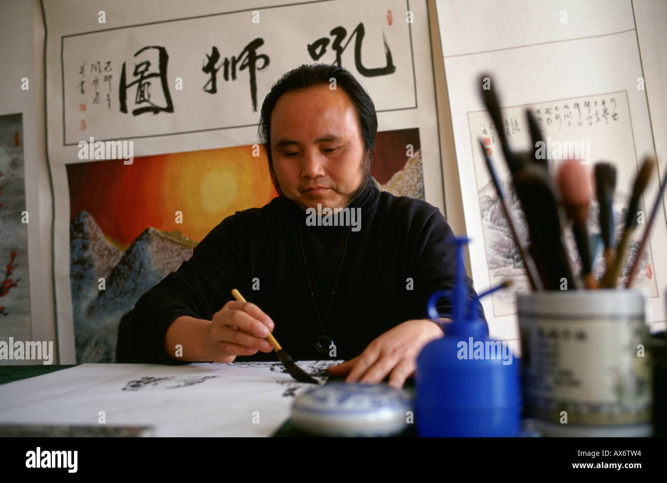 Un peintre chinois peint pour les clients voyageant en bas de la rivière Yangtze en bateau il n'Caligraphy chinois Banque D'Images