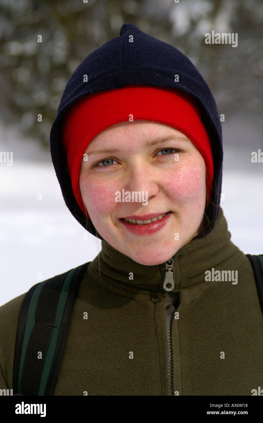 Fille avec capuche bleu et bonnet rouge smiling, portrait visage Photo  Stock - Alamy