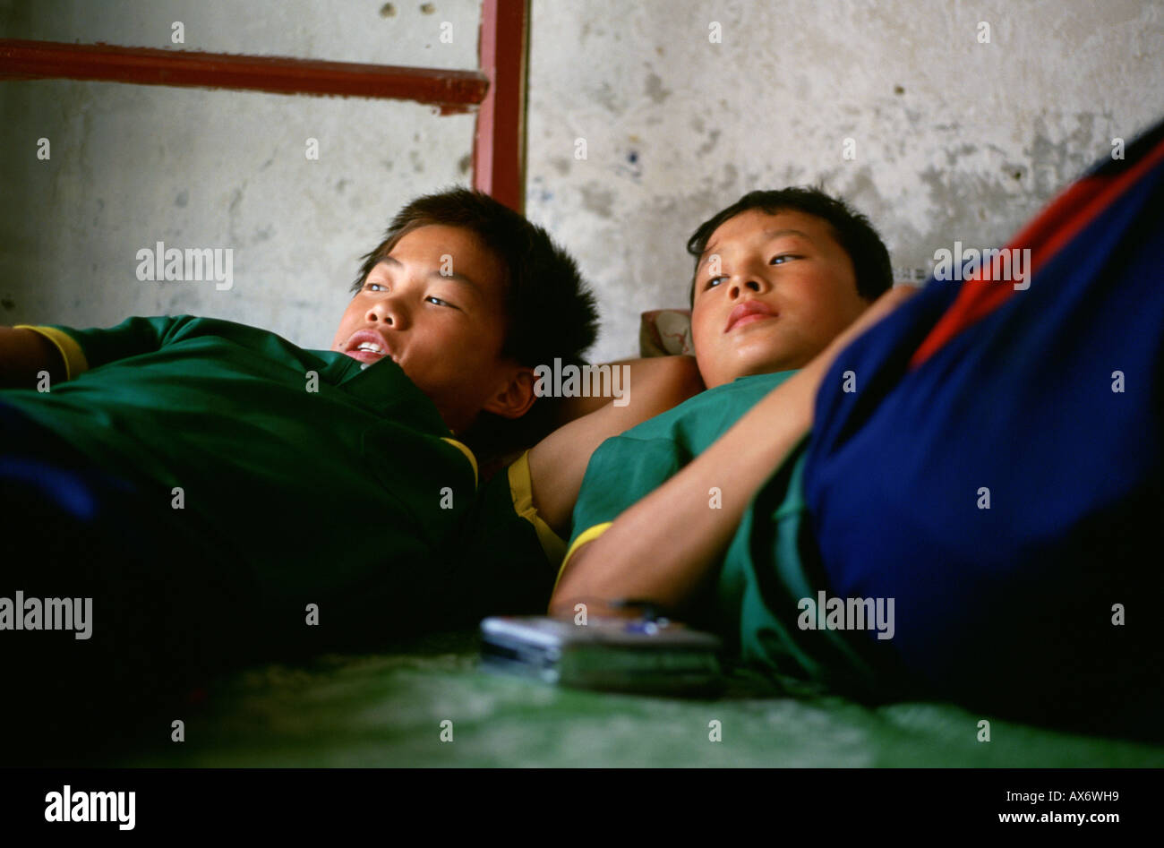 Les enfants chinois au repos sur leur lit à l'Académie Shaolin dans Ta Gou Ta Gou est la plus grande école d'arts martiaux dans le monde Banque D'Images