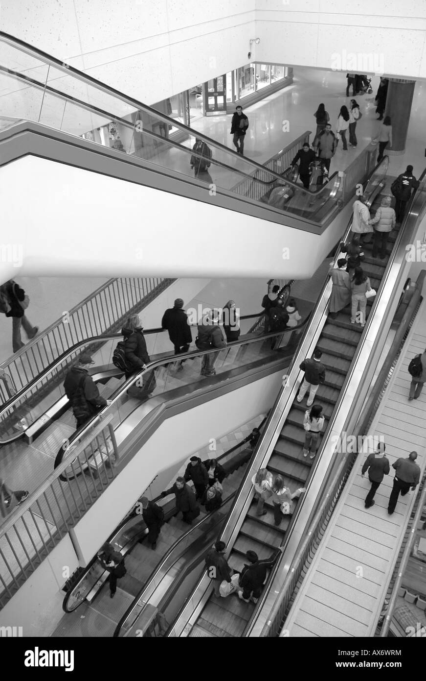 Une série de marches et escaliers mécaniques en Outaouais centre commercial Rideau Banque D'Images