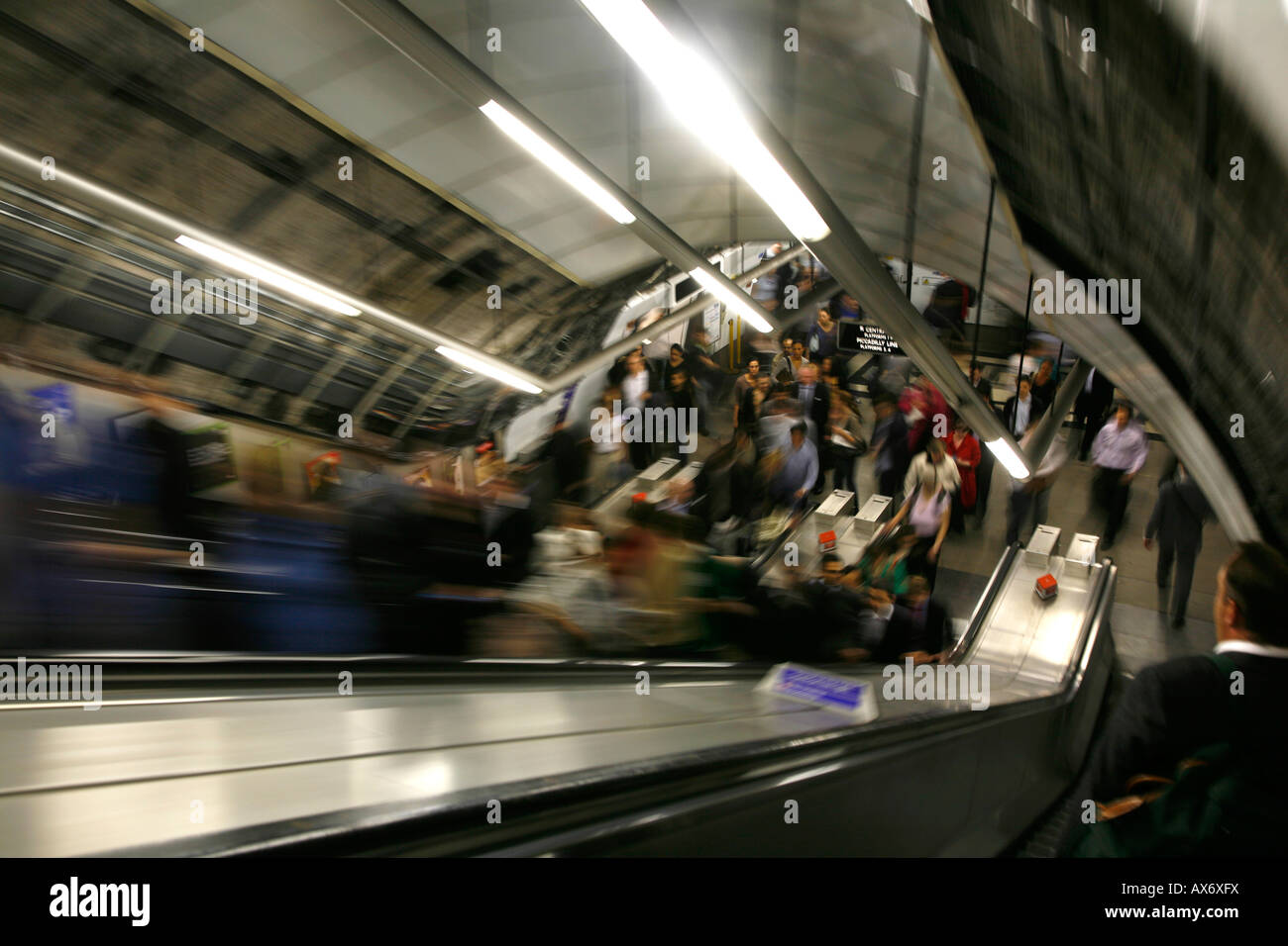 Les Usagers qui voyagent vers le haut les escaliers mécaniques à la station de métro Holborn, Londres Banque D'Images