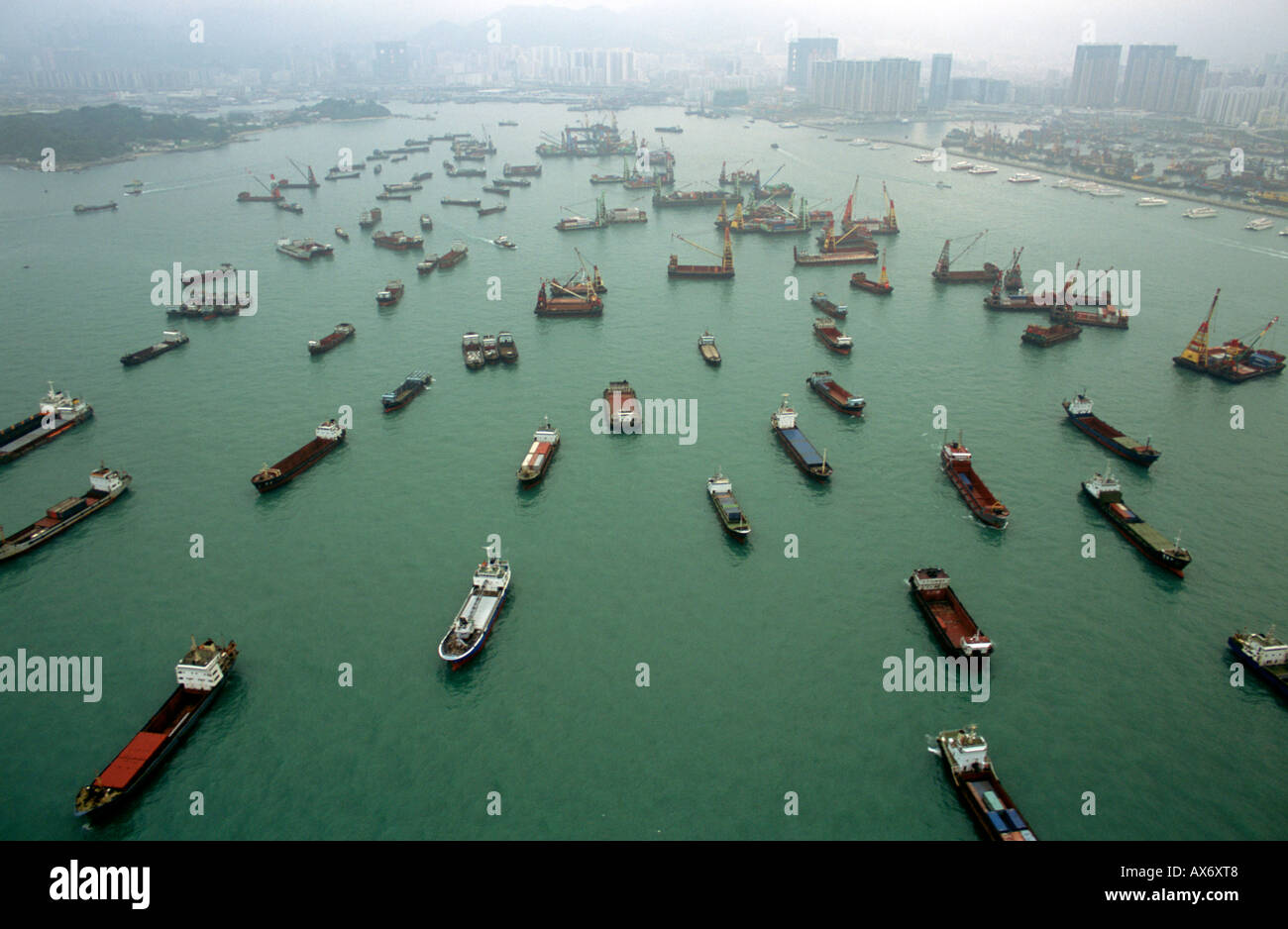 Des cargos dans la baie de Hong Kong attendre le chargement et le déchargement de la cargaison de leurs coques. Une vue aérienne des os de l'industrie d'expédition. Banque D'Images