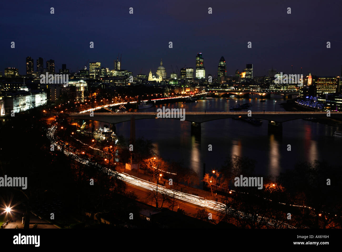 Vue panoramique sur la rivière Thames passé Waterloo Bridge vers la ville de Londres Banque D'Images