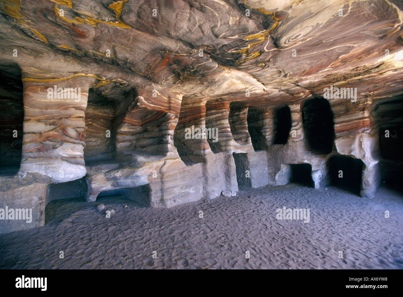 L'intérieur tombeau montrant les strates de roche unique, la Ville Rose rouge, Petra, Jordanie Banque D'Images