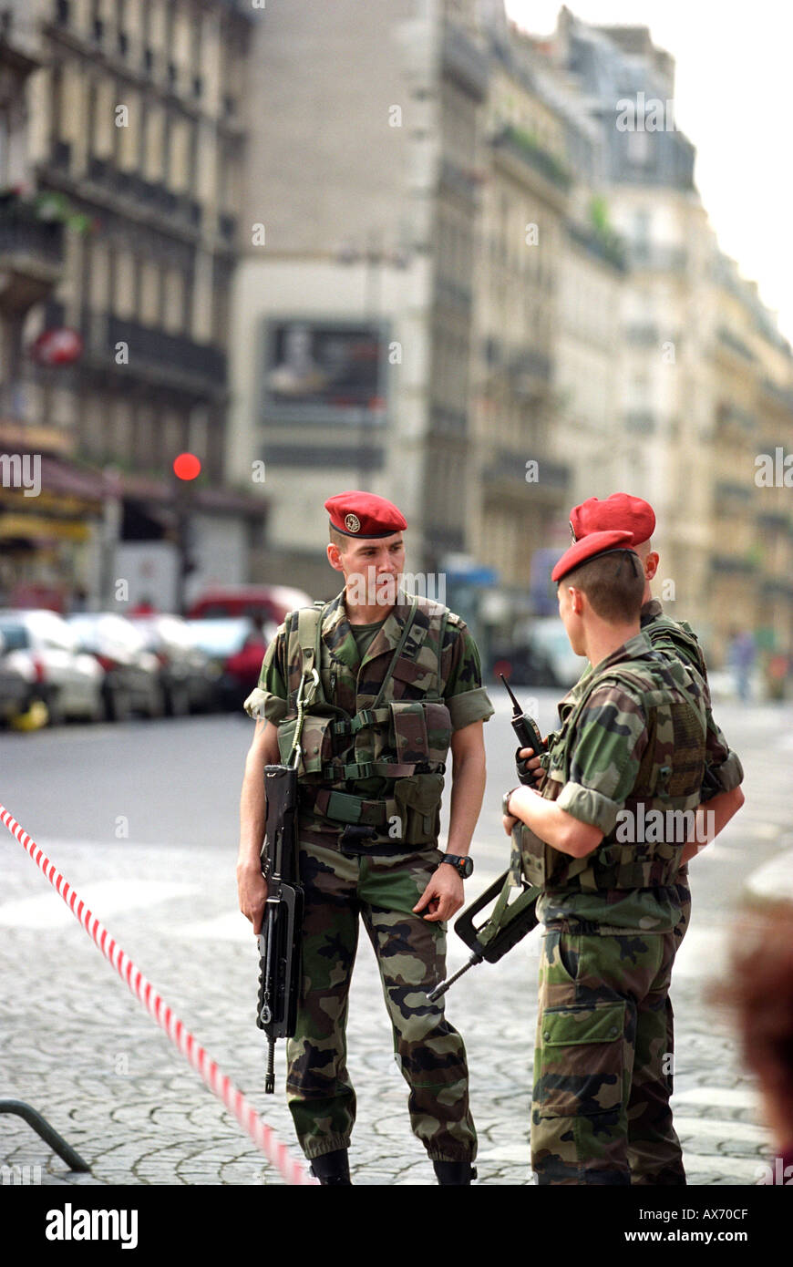 En dehors des soldats la Gare du Nord à Paris, France après une alerte à la bombe Banque D'Images