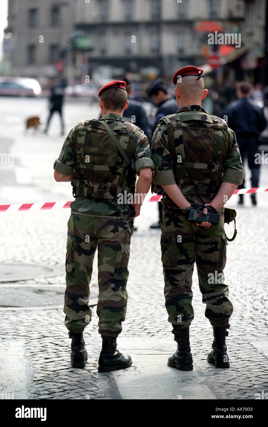 En dehors des soldats la Gare du Nord à Paris, France après une alerte à la bombe Banque D'Images