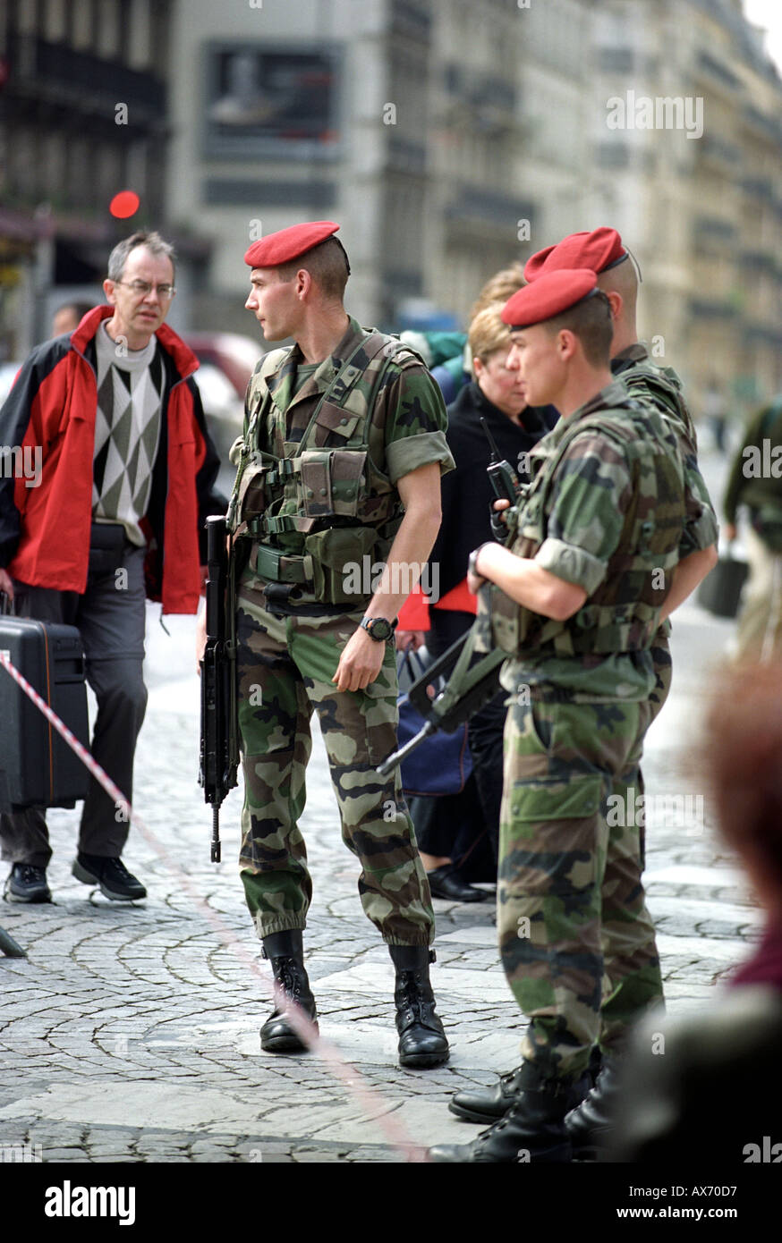 En dehors des soldats la Gare du Nord à Paris, France après une alerte à la bombe Banque D'Images
