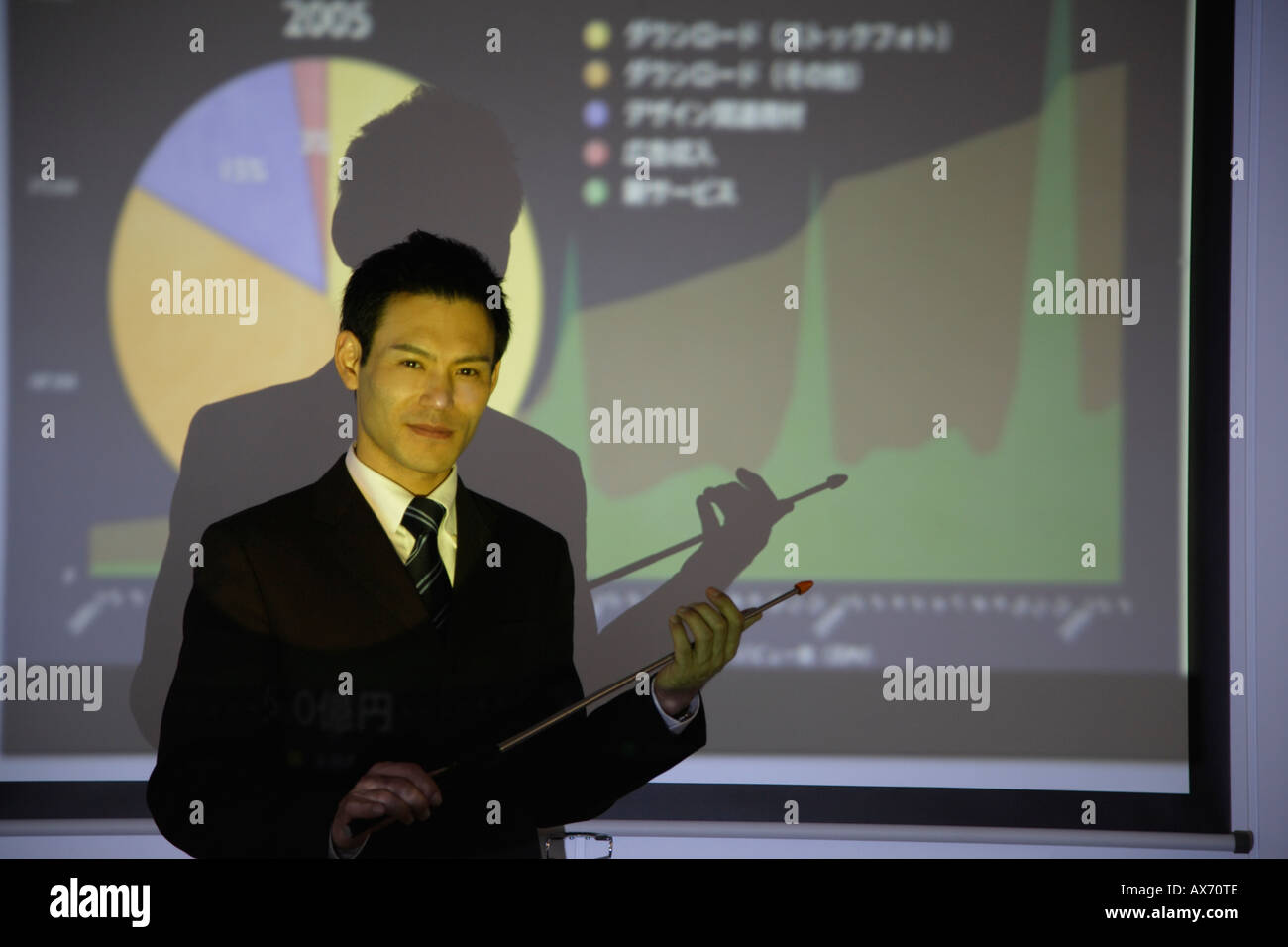 Businessman avec une représentation graphique Banque D'Images