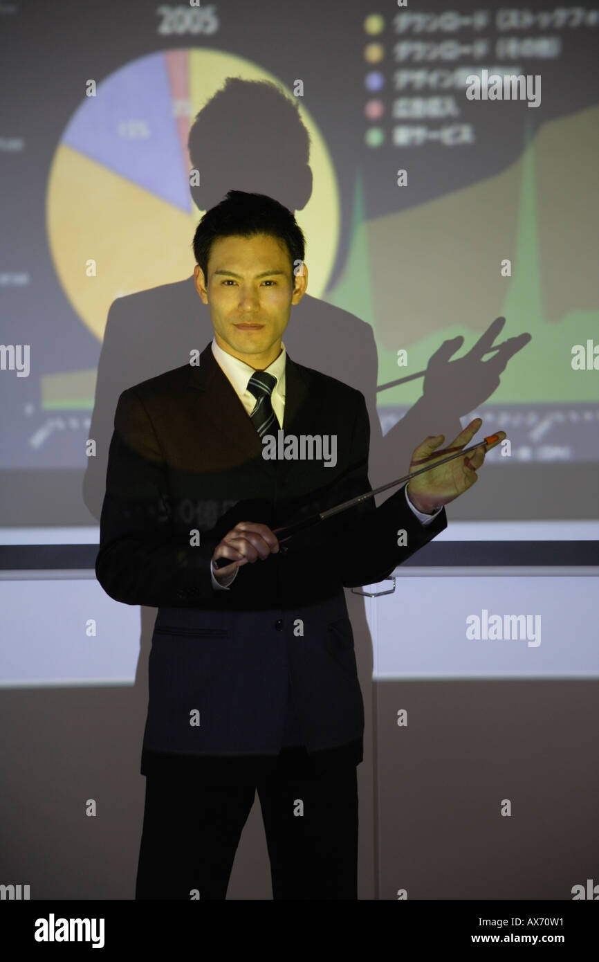 Businessman avec une représentation graphique Banque D'Images