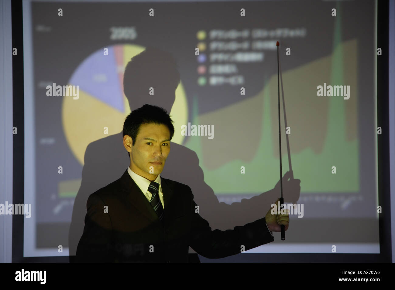 Businessman avec une représentation graphique Banque D'Images