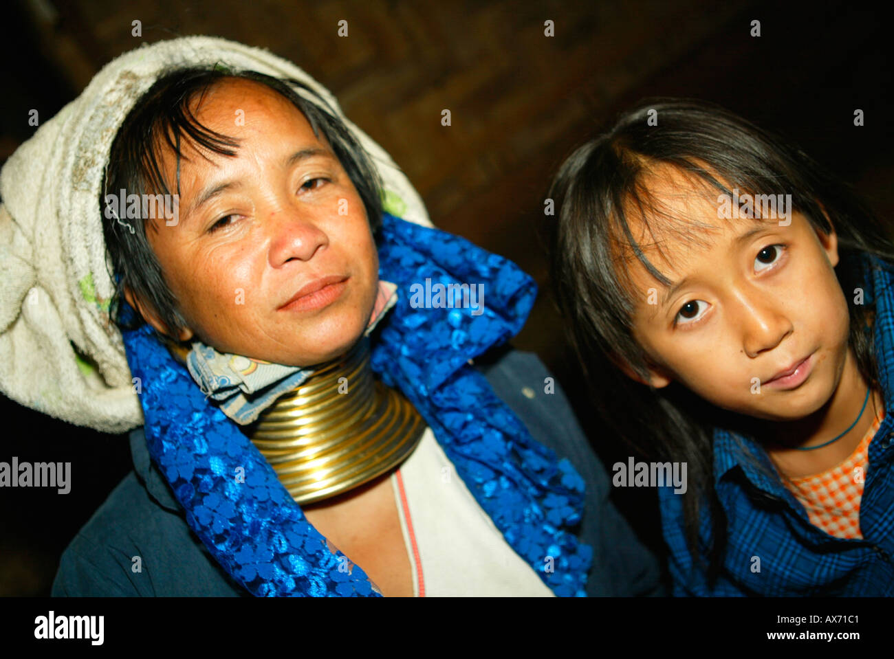 Baidjan femme et enfant à l'eau et l'esprit Karen annuel Huai Suea festival Thao village, près de Mae Hong Son, Thaïlande du nord Banque D'Images