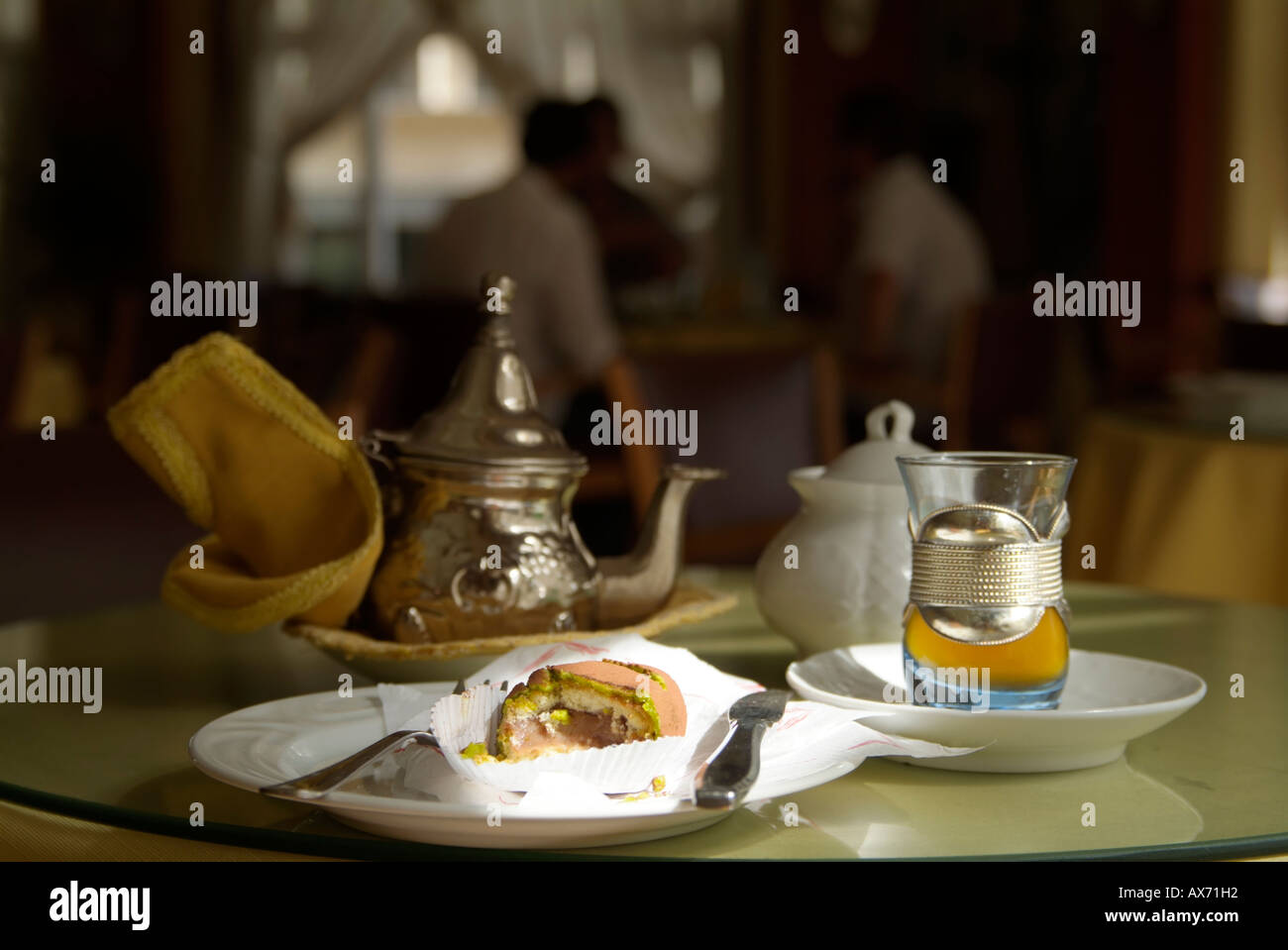 Le thé à la menthe et des gâteaux Banque D'Images