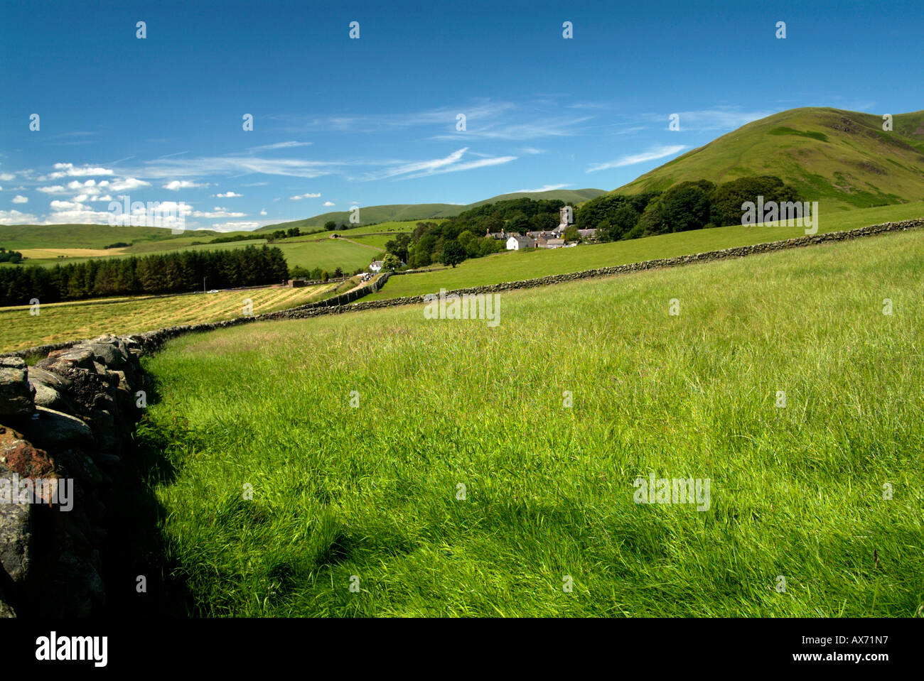 Village niché dans un paysage écossais Banque D'Images