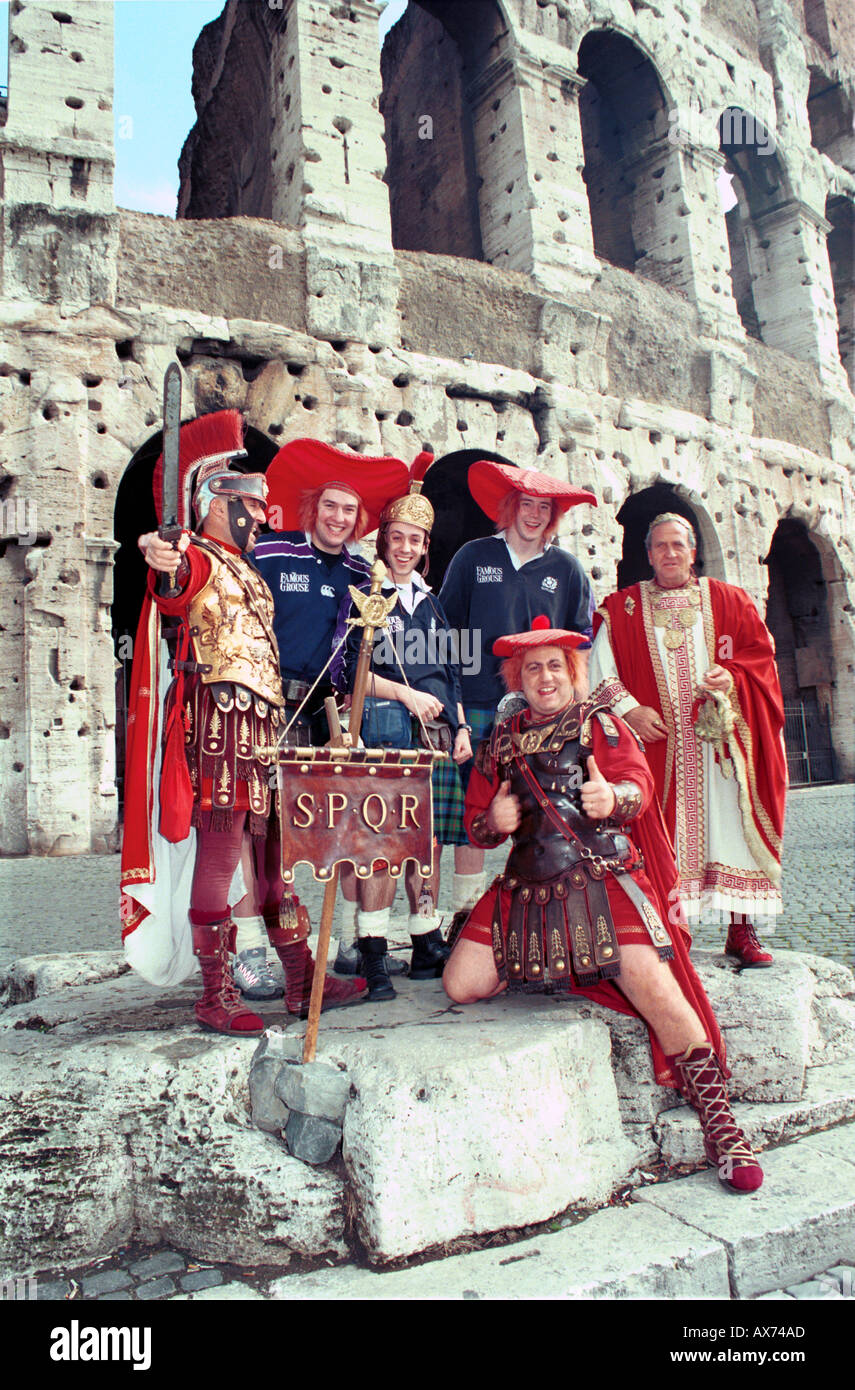 Les centurions romains avec scottish fans au Colisée Banque D'Images