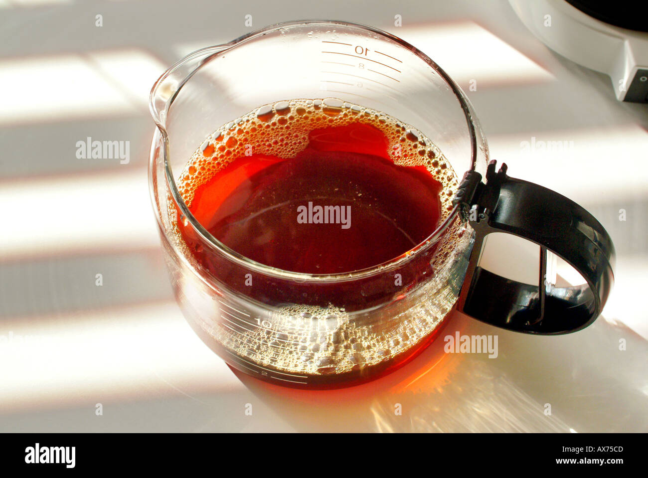 Close up of carafe en verre avec du café sur le comptoir Banque D'Images