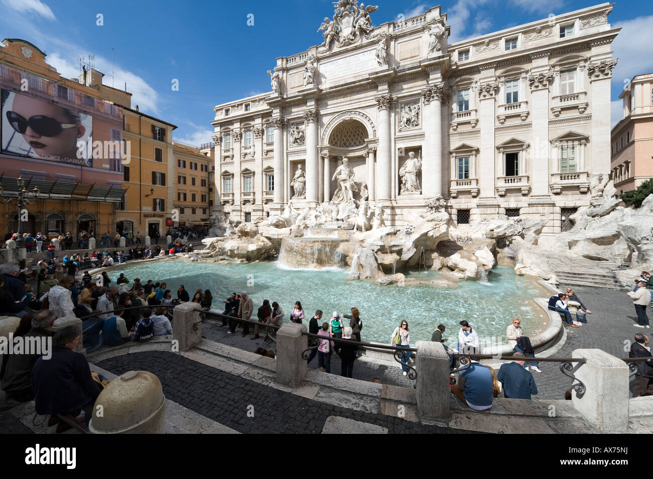 Fontaine de Trevi ou Fontana di Trevia avec un panneau pour Dolce e Gabbana lunettes à gauche, Rome, Italie Banque D'Images