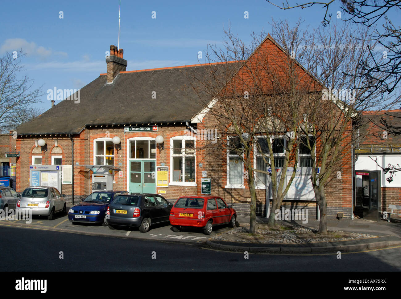 Trains de banlieue : Cheam railway station, South London, Surrey, Angleterre, Grande-Bretagne, Royaume-Uni, Europe. Banque D'Images