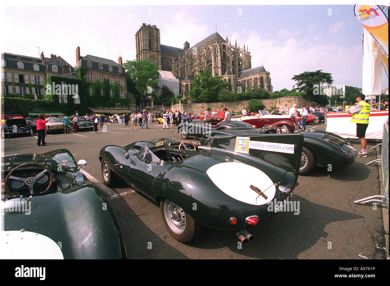 Historic 24 Heures du Mans Jaguar D type parc en face de la cathédrale au Mans, France en 2003 Banque D'Images