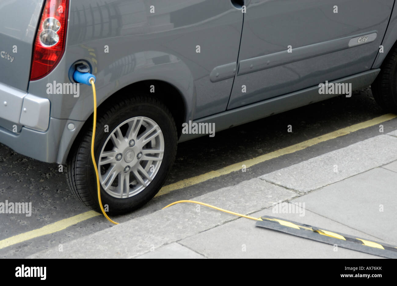 Voiture électrique branché pour recharger sur la rue, la ville de Westminster, London SW1, Engand Banque D'Images