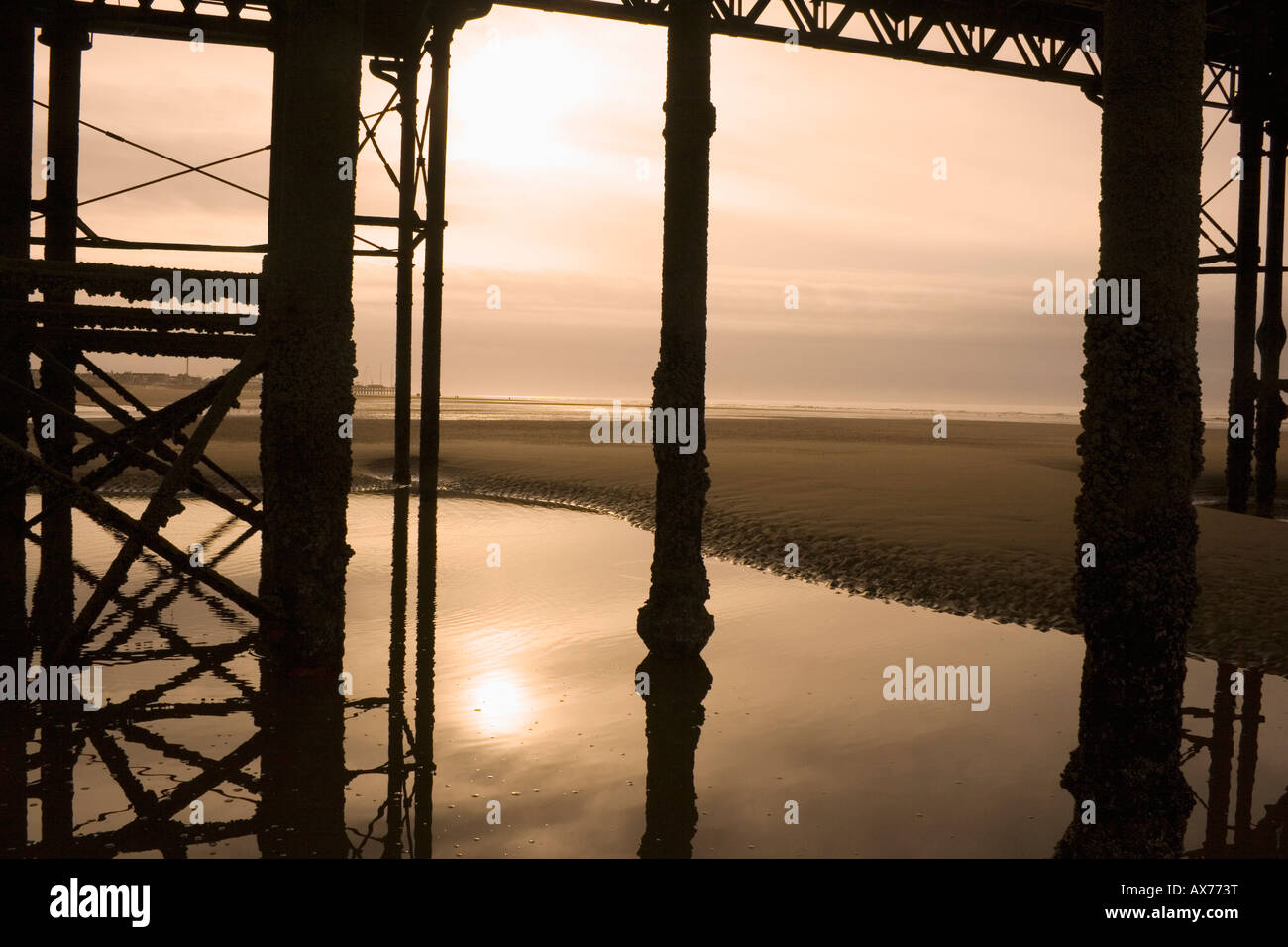 Blackpool Lancashire England Sous jetée du Nord au coucher du soleil Banque D'Images