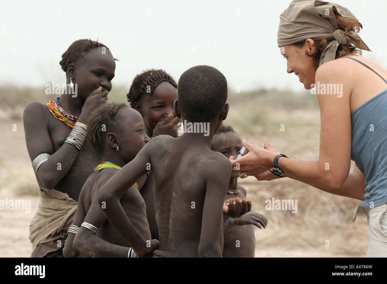 Photo montrant touristiques pour les enfants à partir de la tribu africaine Banque D'Images