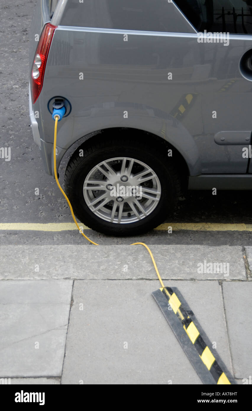 Voiture électrique branché pour recharger sur la rue, la ville de Westminster, London SW1, Engand Banque D'Images