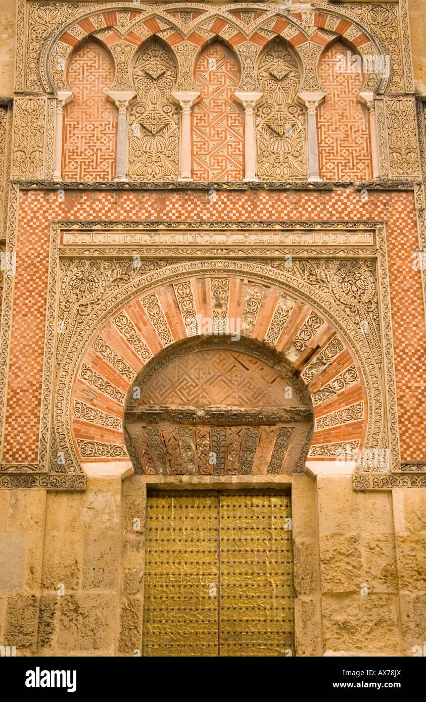 Cordoba Espagne Détail de Puerta de San Ildefonso au mur ouest de la Grande Mosquée Banque D'Images