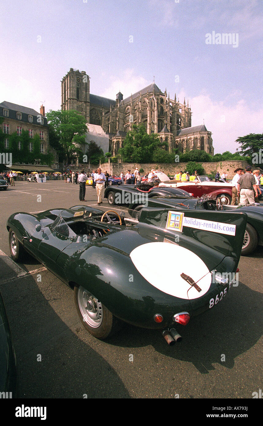 Historic 24 Heures du Mans Jaguar D type garé en face de la cathédrale au Mans, France en 2003 Banque D'Images