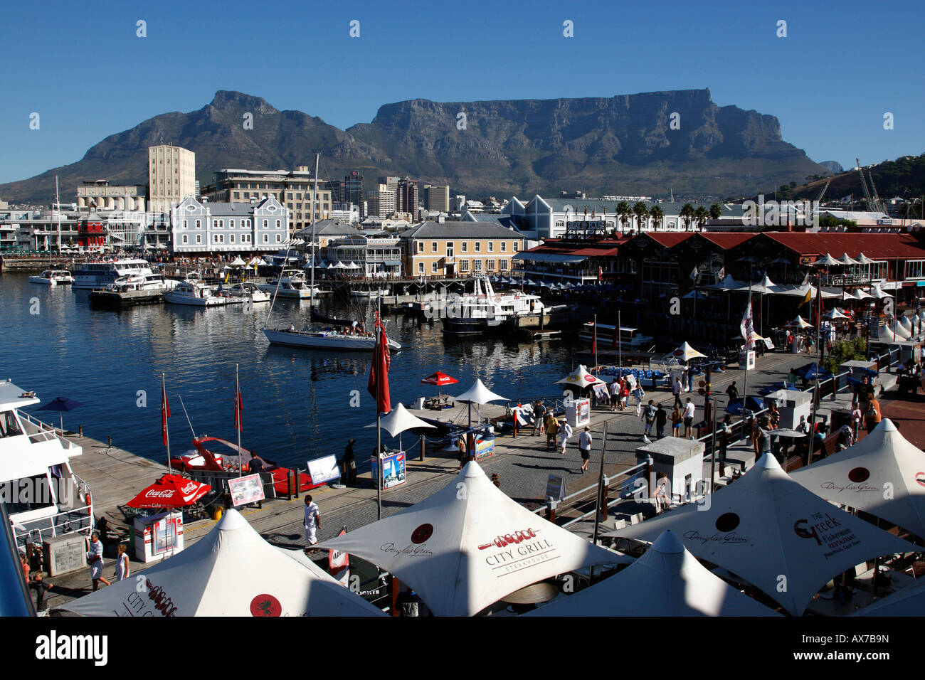 Donnant sur les cafés et restaurants de quay 5 v&A Waterfront Cape town western cape province afrique du sud Banque D'Images