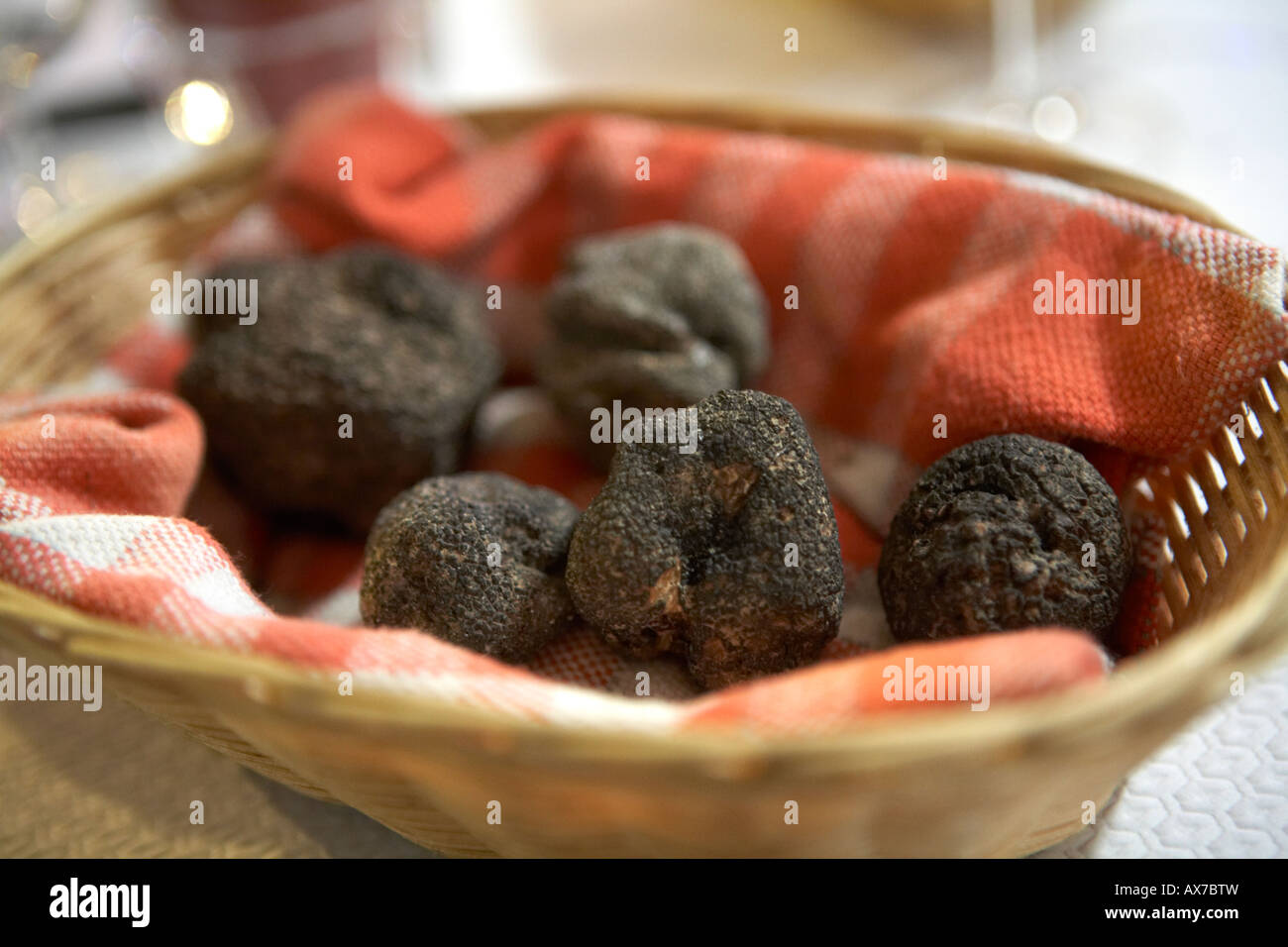 Panier de truffes fraîches Banque D'Images