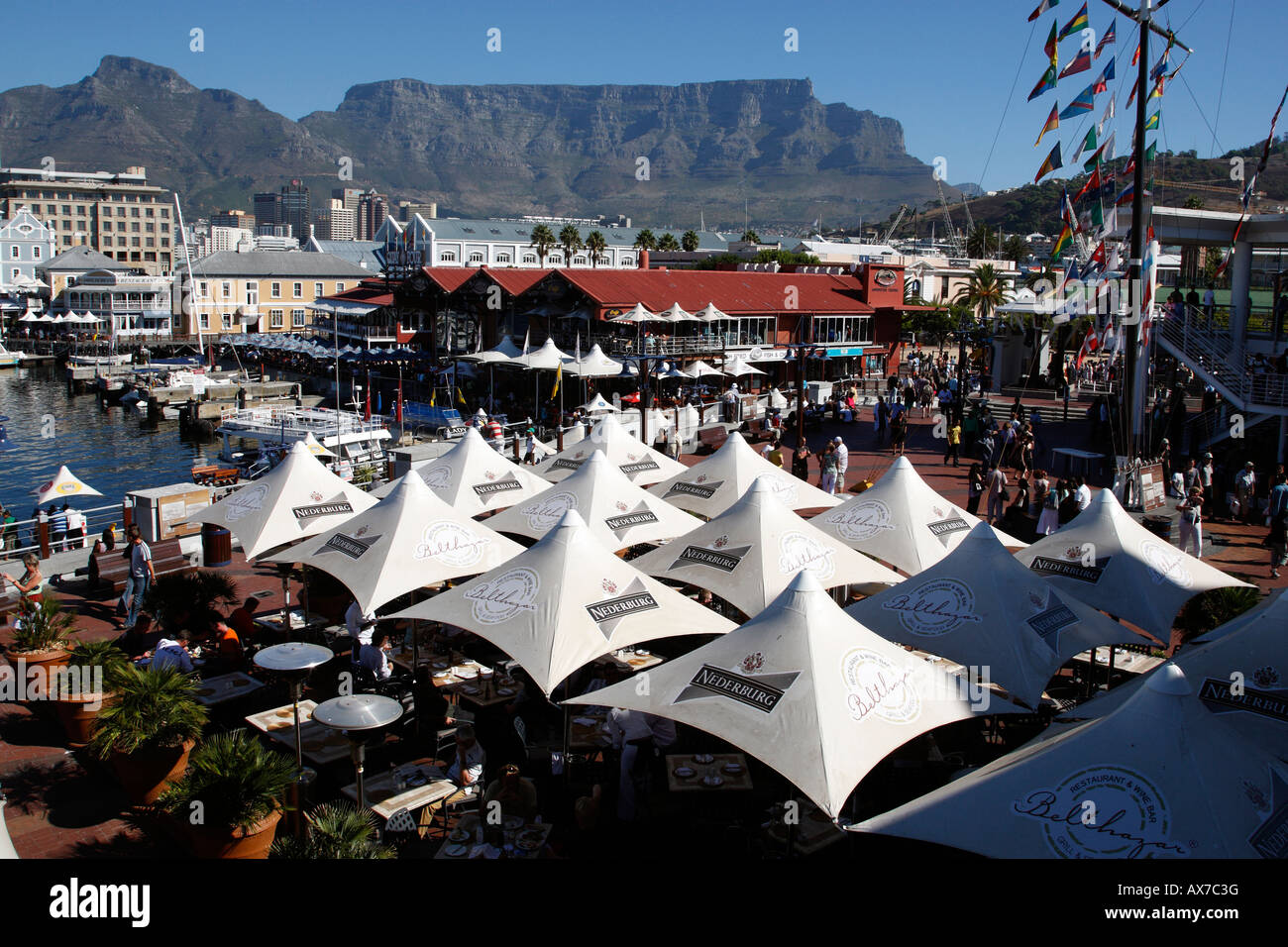 Donnant sur les cafés et restaurants de quay 5 v&A Waterfront Cape town western cape province afrique du sud Banque D'Images