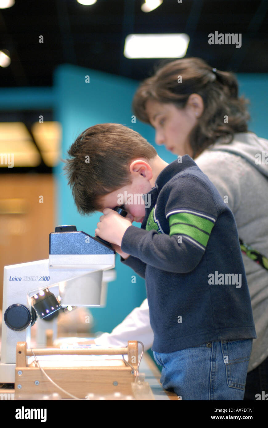 Mère hispanique et de 2 1/2 ans garçon au Museum of Science, Boston MA - interactive pour enfants, garçon vues diapositives Banque D'Images