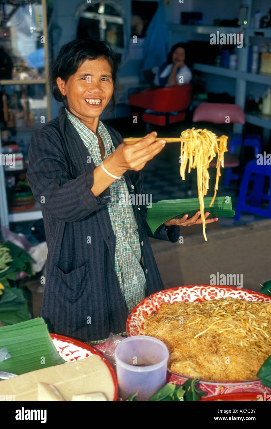 Les thaïs personne adulte de sexe féminin woman smiling food vendor nouilles vente Mae Salong Chiang Rai Province Asia Thailand Banque D'Images