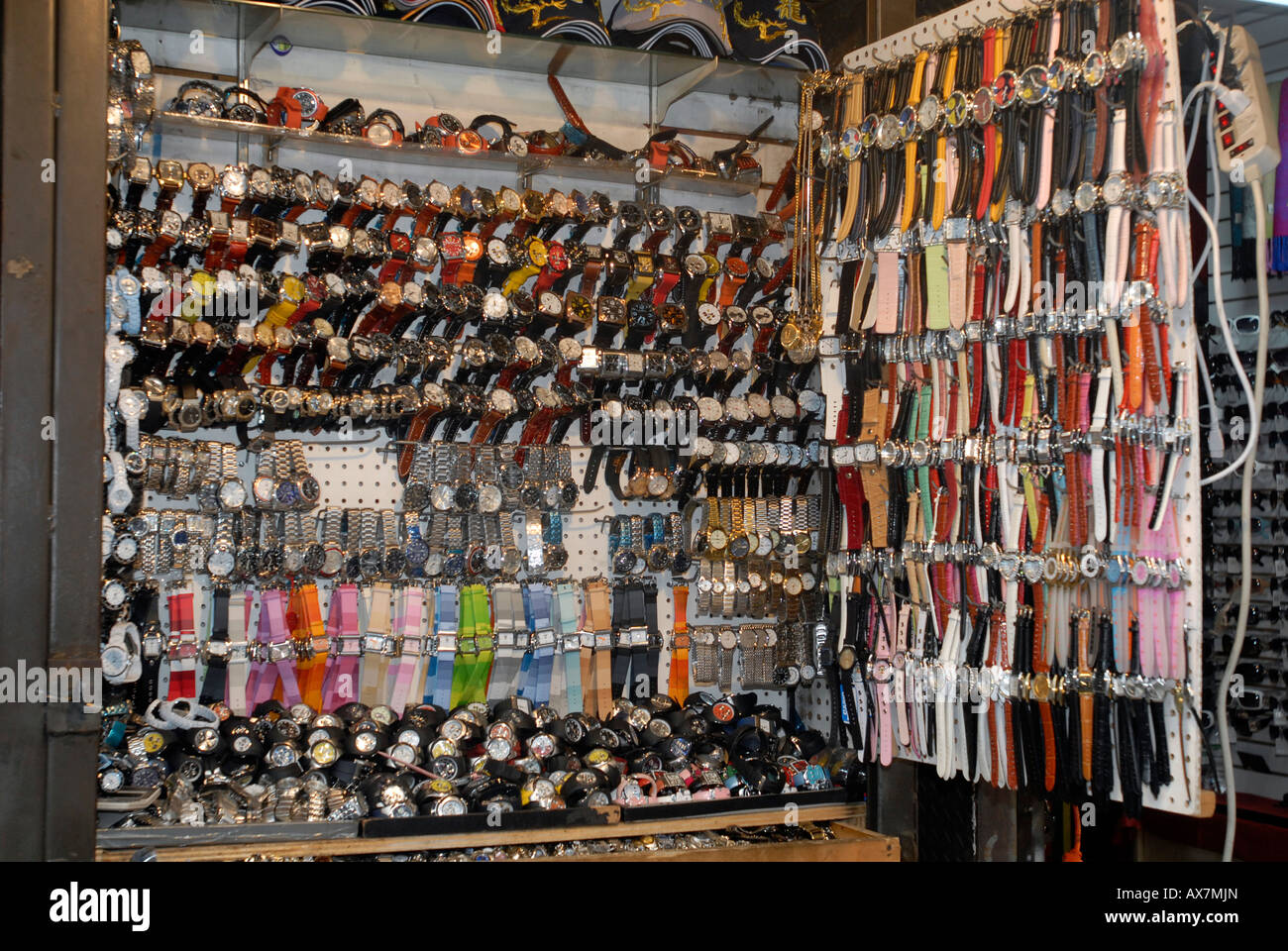 Les produits contrefaits sont saisis dans le quartier chinois et les commerçants de vendre les marchandises sont fermées Banque D'Images