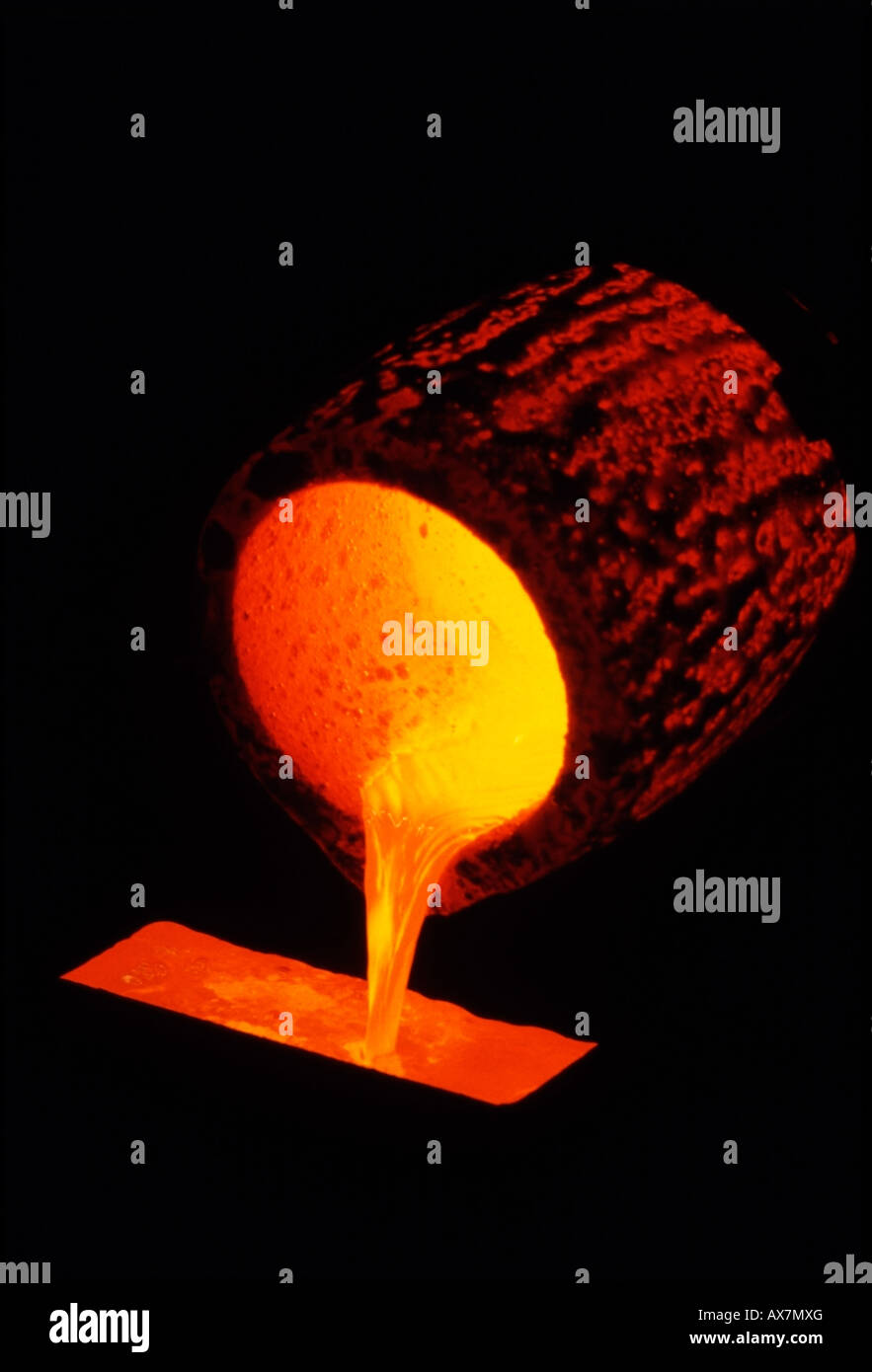 Verser de l'or en fusion dans un moule de la barre, à l'intérieur de la fonderie de la mine d'or de la montagne ronde dans la montagne ronde, NV Banque D'Images