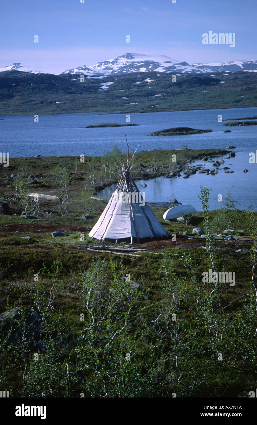 Tente Sami par un lac en Suède Banque D'Images Tente Sami par un lac en Suède Banque D'Images